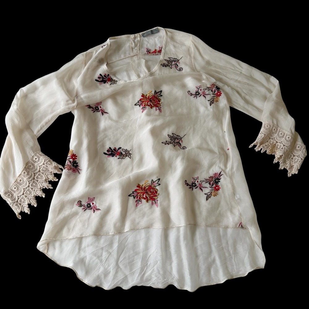 Lola Made in Italy‎ Floral Embroidered Lace Cuff Sheer Blouse Ivory Cream Flaws